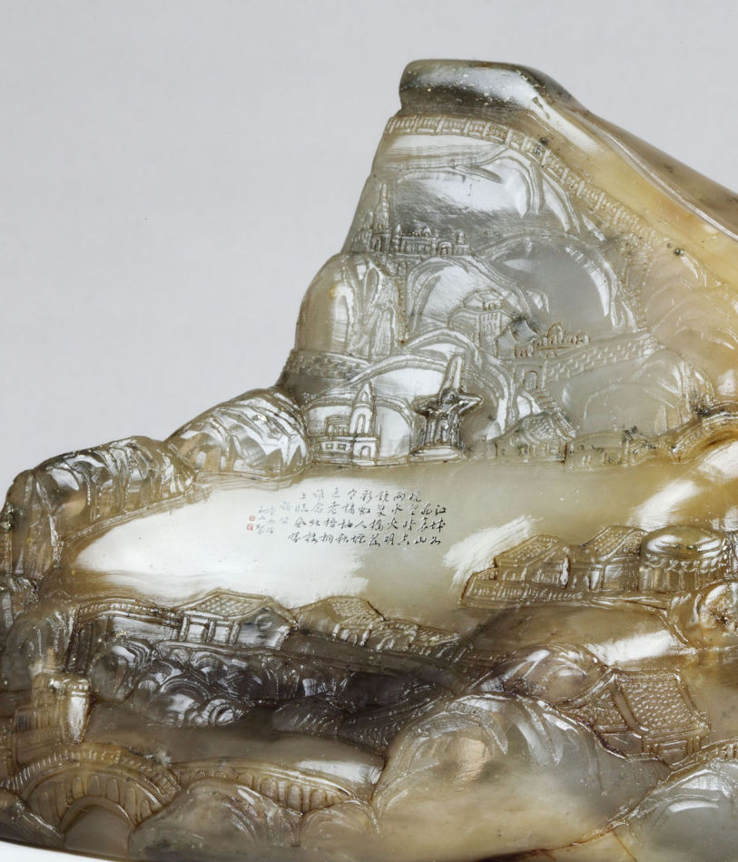 繞，緩緩飄竄在白雲里