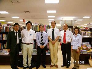 日本最大的書店紀伊國屋負責人合影