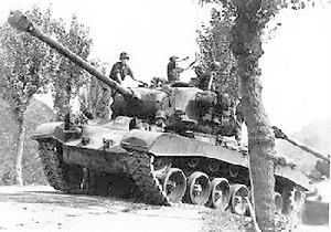 乘員 5 (駕駛、副駕駛、炮手、裝填手、車長) 長度 6.33/8.65 米 闊度 3.51 米 高度 2.78 米 重量 41.9 噸 裝甲與武器 裝甲 25毫米到110毫米 主要武器 90毫米M3炮 次要武器 2 x 7.62毫米白朗寧M1919機槍5,000連發1 x 12.7毫米白朗寧M2機槍550連發 機動性 發動機 福特GAF V-8 引擎500/450匹 ( 373/336千瓦) 懸掛系統 扭力桿 平地時速 40 公里/小時 馬力/重量 匹/噸 行動距離 161 公里