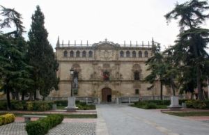 埃納雷斯堡的大學和歷史區