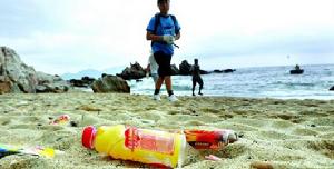 細軟的沙灘，嶙峋的島嶼，美麗的海灘上扔滿垃圾。