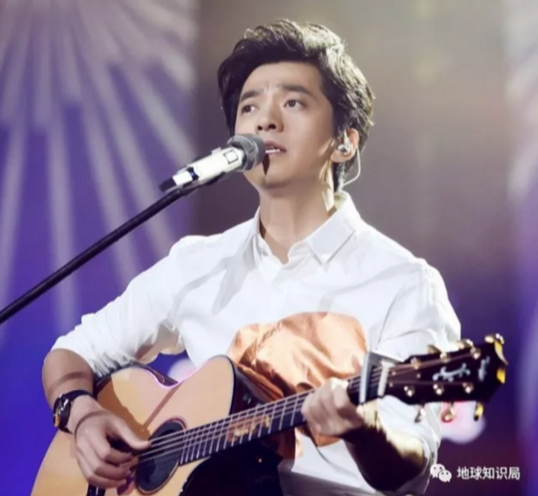 《貝加爾湖畔》由李健創作並演唱收錄於他2011年發行的原創專輯《李健·依然》中