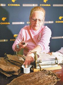 古巴捲菸工諾爾瑪&middot;費爾南德斯正在向媒體展示Behike雪茄的製作過程