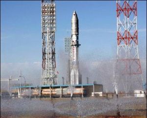 2004年10月12日，哈薩克斯坦拜科努爾(Baikonur)發射中心，質子號(Proton)系列運載火箭和美國“AMS-15”型通訊衛星在發射基地。