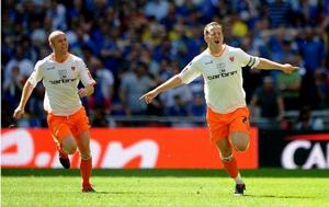 C&middot;亞當(右)慶祝進球