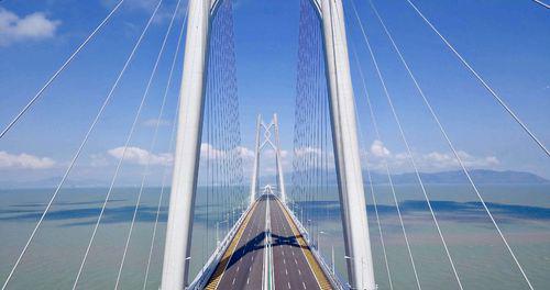 港珠澳大橋青州航道橋“中國結·三地同心”主題的斜拉索塔