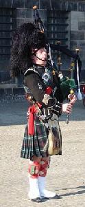 一位蘇格蘭演奏者吹奏高地大風笛