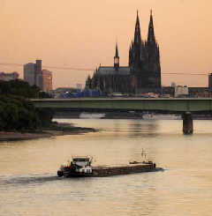 拂曉時分，萊茵河畔的科隆大教堂。