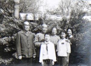 王菊人與家人朋友在一起