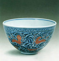 《明代景德鎮窯青花紅彩海獸紋碗》 《明代景德鎮窯青花紅彩海獸紋碗》