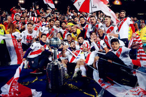 河床第4次捧起解放者杯