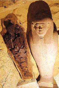 埃及考古學家當天在開羅以南塞加拉地區發掘出一具保存情況完好、堪稱極品的木乃伊，據估測這具木乃伊已有約2600年歷史。
