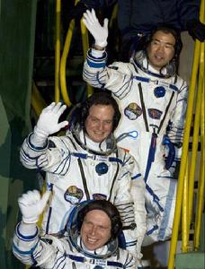俄羅斯太空人奧列格&middot;科托夫、美國太空人蒂莫西&middot;克里默和日本太空人野口聰一（從下至上）