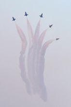 中國空軍八一飛行表演隊在杜拜航展上進行飛行表演