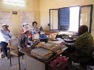 專家們在蒂拉貝里省的Taibérie地區和農民座談