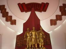 西山三兄弟銅像，依次為阮惠、阮岳、阮侶