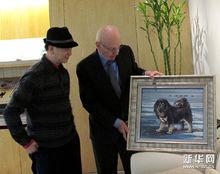 傳媒大亨默多克與中國畫家林躍欣賞藏獒油畫