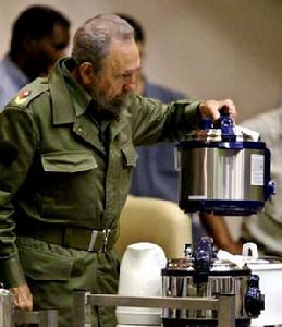 卡斯楚向數百 萬古巴觀眾展示如何使用新的節電型電飯堡