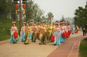 宮女[宮中供役使女子]