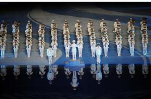 中國人民解放軍軍樂團演奏迎賓曲。