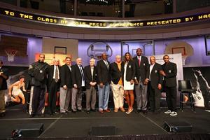 2015年9月，路易&middot;丹皮爾（左4）在籃球名人堂儀式上