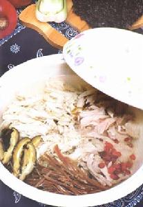 菜 名： 小虎老鳳會 主 料： 貓肉500克，老母雞1隻，火腿絲25克，濕菇絲25克，枸杞3克，甘蔗4段，元肉3克。 配 料： 鹽15克，生薑25克，料酒50毫升，菊花15克，檸檬葉15克。 做 法： 1、先將貓肉在放入甘蔗、元肉、料酒的沸水中飛去腥味，撈起瀝乾，待用。2、母雞宰洗乾淨，除去尾臊、腳爪和內臟，下沸水飛去血穢。3、母雞、貓肉、生薑同時放入盛有適量沸水的砂鍋中，煲至將爛時，撈起切絲，改裝入燉盅。4、倒入原汁，放上菇絲、火腿絲、枸杞，調入鹽，隔水約燉20分鐘，至香味逸出。5、食用時伴以檸檬葉絲和菊花。 特 點： 香濃無膻。 藥用價值： 枸杞葉甘性平，有滋補肝腎、益精明目之功用，與味甘性溫的老母雞、味甘酸性溫的貓肉合燉，可溫中益氣，補精添髓，對祛虛除勞，去消渴疲弱極具效用，是治療頸淋巴結核、中虛食少、血吸蟲病、血虛頭暈等病症的佳選。