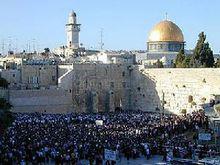 在哭牆前聚集的猶太人