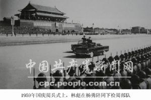 1959年國慶閱兵式上，林彪在楊勇陪同下檢閱部隊