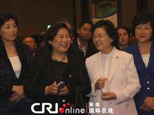 玄貞恩(左二)參加中國駐韓使館國慶招待會