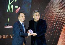 劉建宏（右）為劉國梁頒獎，黃飈（左）代領