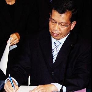 2005年8月15日，在芬蘭首都赫爾辛基，印度尼西亞政府代表、法務部長哈米德·阿瓦勒丁簽署和平協定。當天，印尼政府和亞齊分離主義組織“自由亞齊運動”的代表在這裡正式簽署和平協定，以結束印尼亞齊地區長達近30年的武裝衝突。