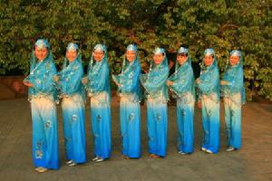 在青銅峽108塔景區，身著回族服飾的旅遊形象大使笑容迷人