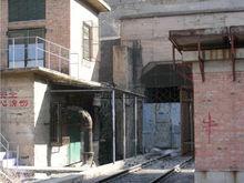 線路地面出口近景，後方為黑石頭方向