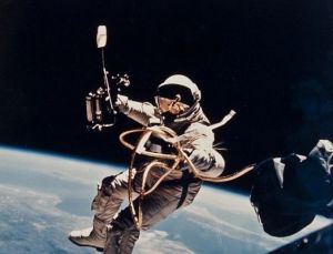 阿波羅16號太空人在月球照片