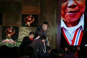 朱邦月拄著雙拐上台領獎。