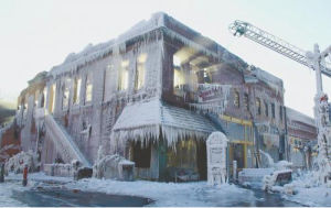 圖為美國普拉茨茅斯一處失火大樓在消防水槍噴灑後結上厚冰。【環球時報駐美國特約記者張曉璐 馮國川】“