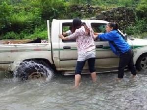 記者跋山涉水蒐集第一手資料