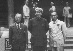 1949年6月，毛澤東與愛國華僑陳嘉庚、莊明里在一起。 