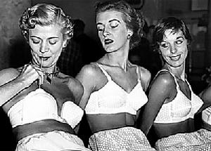 （圖）胸罩妙用：1952年，模特們正在倫敦沃爾多夫賓館展示最新的胸罩技術，妙用神奇氣墊
