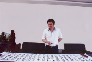 吳榮琛在書寫書法作品