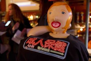 充氣娃娃Dolly在門口迎接來賓