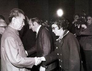 1971年4月，周恩來總理在北京會見了美國桌球代表團全體成員。周恩來說：“你們這次應邀來訪打開了兩國人民友好往來的大門。”(資料照片)