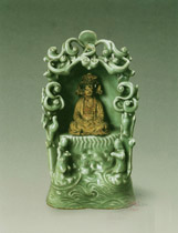 元代龍泉窯青釉露胎坐龕觀音像