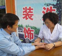 社區免費諮詢中的朱老師