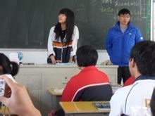 圖為丁老師在上研究課