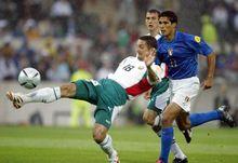 2004年歐洲杯上巴辛防守義大利隊科拉迪