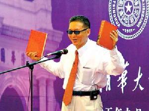 2005年李敖向清華學子回贈《李敖大全集》。