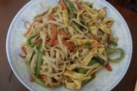 胡蘿蔔菠菜油麥菜麵條 胡蘿蔔菠菜油麥菜麵條