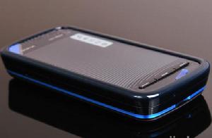 外觀上，諾基亞5800W仍延續直板機身設計，外殼採用鋼琴烤漆工藝處理，看起來十分時尚大氣。機身搭配一塊3.2英寸1670萬色360×640的解析度的全觸控螢幕幕，顯示效果清晰細膩。