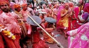 男人們越打越狼狽，被圍毆的不行，